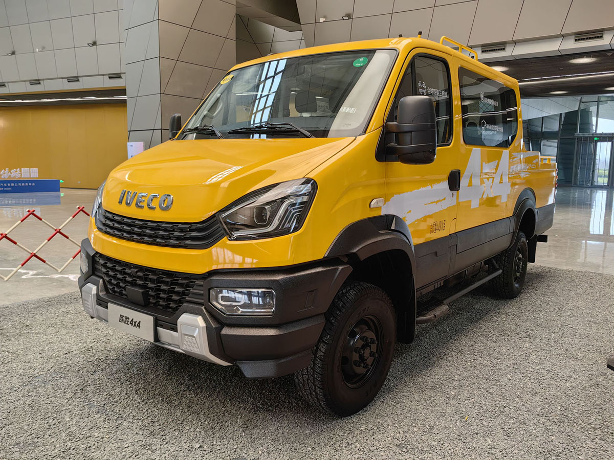 依维柯新款欧盛四驱9座工程车