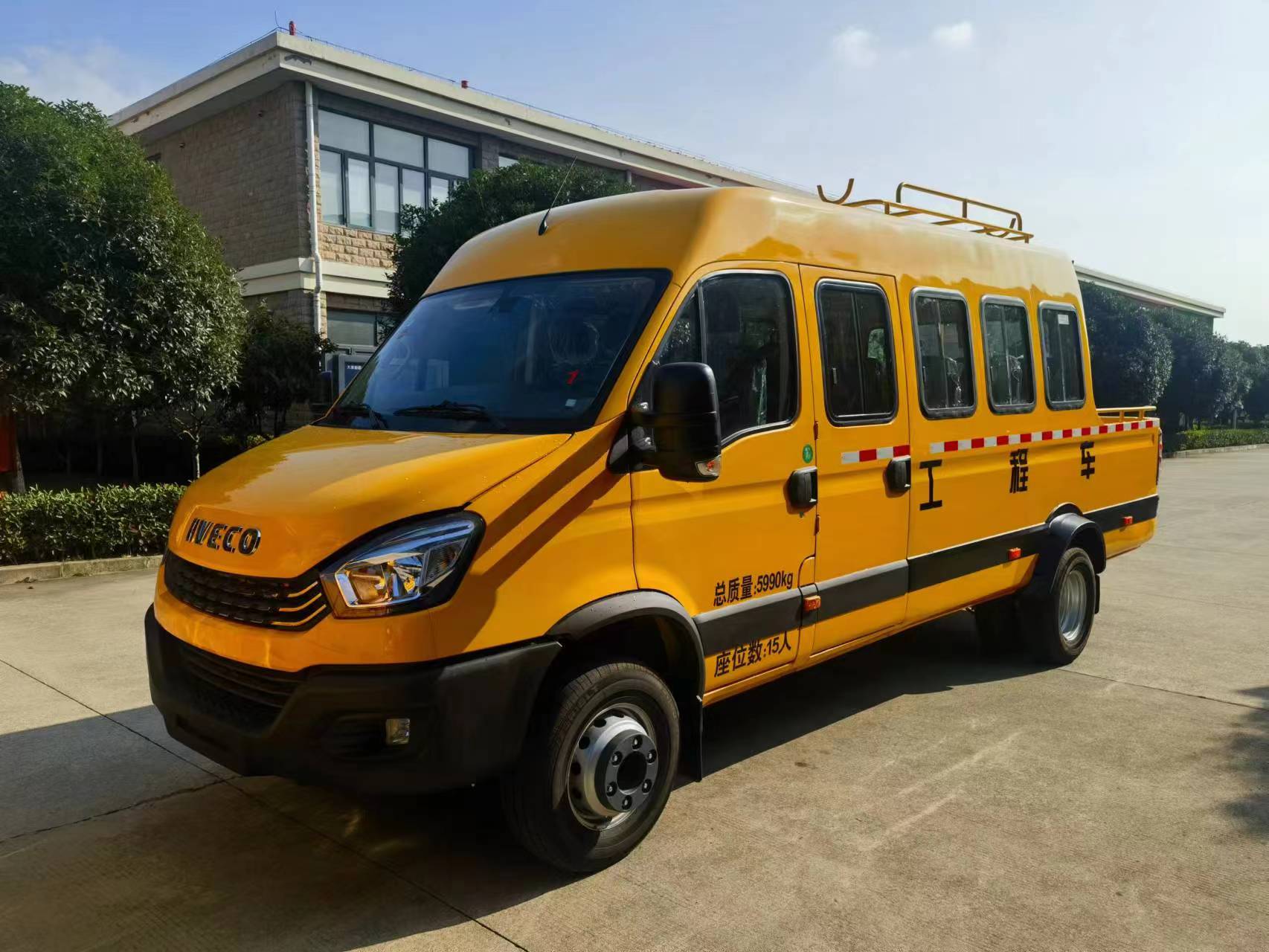 依维柯欧盛15座工程车