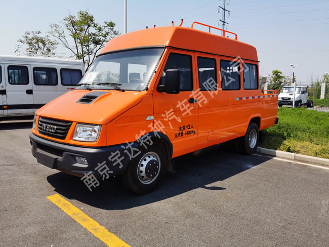 依维柯新得意13座工程车国六